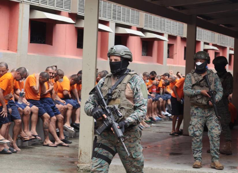 Militares recorren uno de los pabellones de la Penitenciaría del Litoral, en Guayaquil.