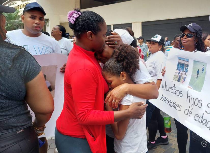 Imagen de las familias reunidas en los exteriores de la Fiscalía de la Merced, en el centro de Guayaquil, el 23 de diciembre del 2024.