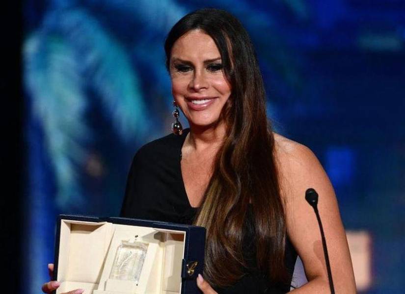 Karla Sofía Gascón recibiendo el premio por mejor interpretación femenina en Cannes.