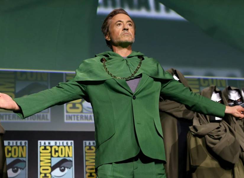 El actor Robert Downey Jr con la máscara del personaje Dr. Doom.