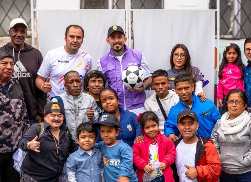 Antonio Valencia y Chito Vera se unieron en una brigada médica gratuita en Quito