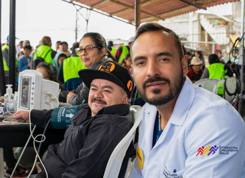 Antonio Valencia y Chito Vera se unieron en una brigada médica gratuita en Quito