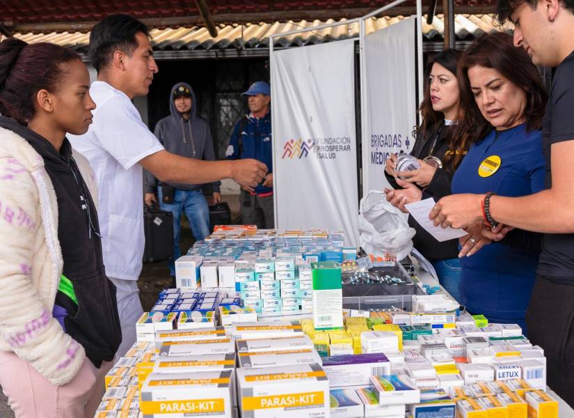 Antonio Valencia y Chito Vera se unieron en una brigada médica gratuita en Quito