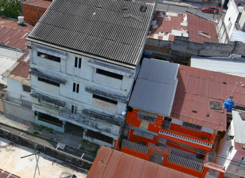 Entre las calles 15 y Colombia hay una edificación de cuatro pisos que ha ido desnivelándose en los últimos 20 años.
