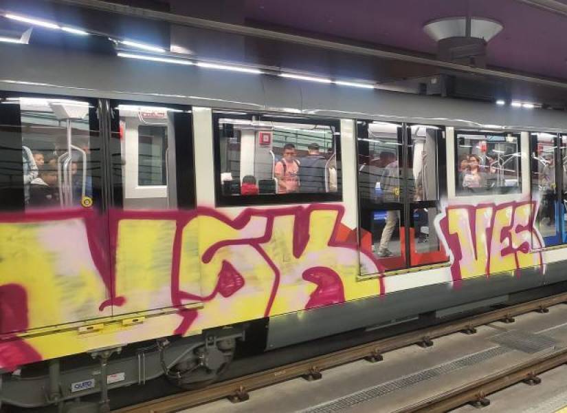 Un tren del Metro de Quito fue grafiteado con pintura amarilla y roja.