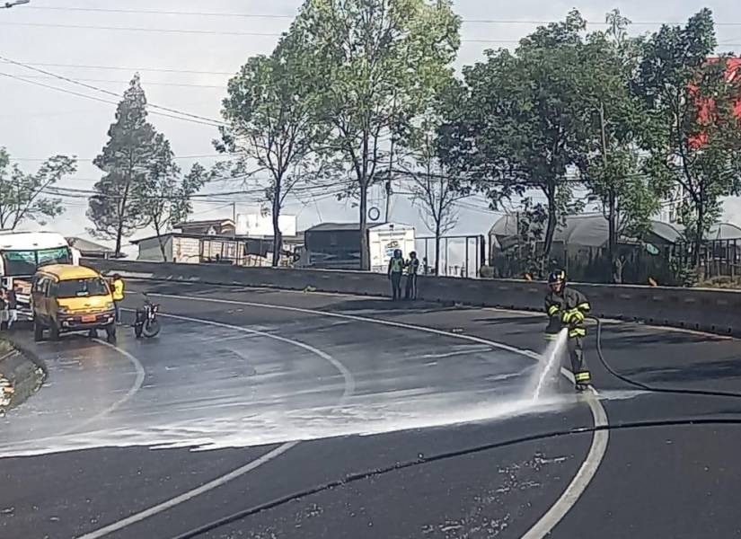 Los bomberos ayudaron a limpiar la calzada tras el siniestro de tránsito.