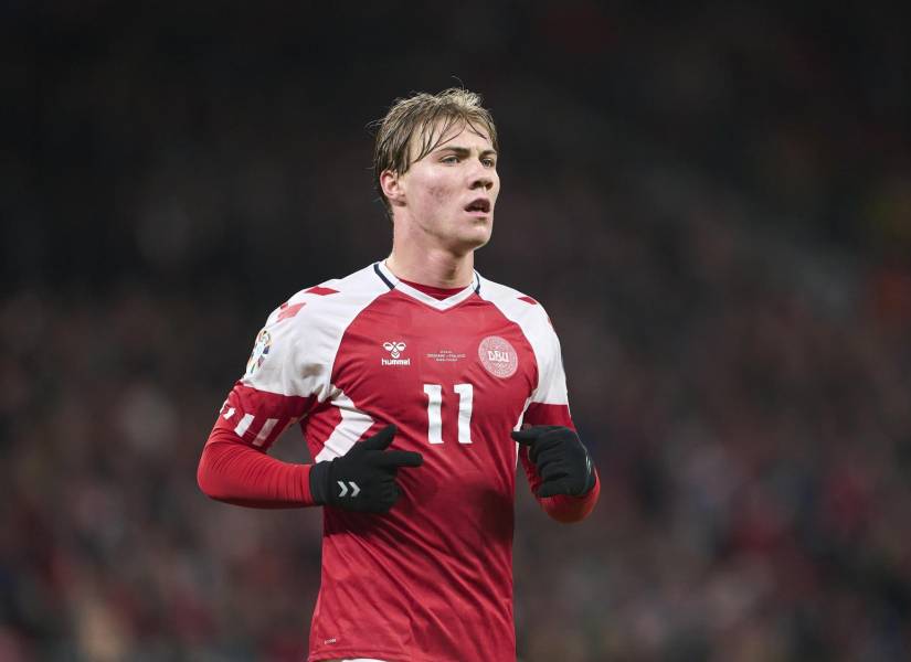 Rasmus Højlund en un partido con la Selección de Dinamarca