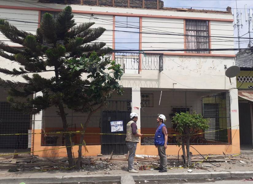 Imagen de personal de la Dirección de Justicia y Vigilancia en la casa que sufrió un colapso, en el sur de Guayaquil.