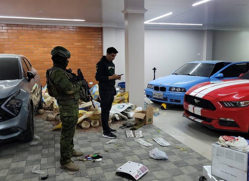 En los allanamientos en El Oro se encontraron tres vehículos de alta gama, placas y ocho armas de fuego.