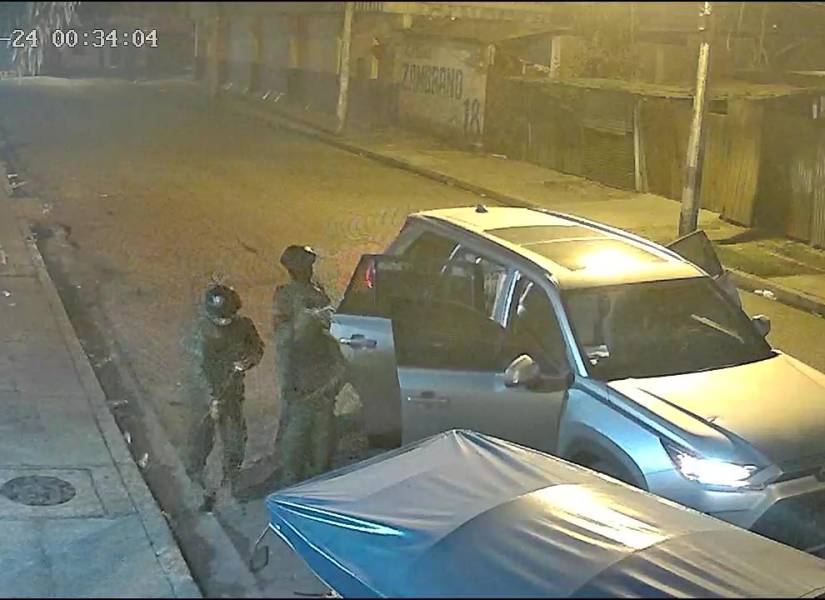 Imagen de sicarios vestidos de militares asesinaron a un hombre en el noroeste de Guayaquil.