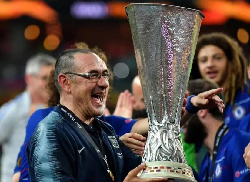 Mauricio Zarri con el trofeo de la UEFA Europa League conseguido con el Chelsea en el 2019.