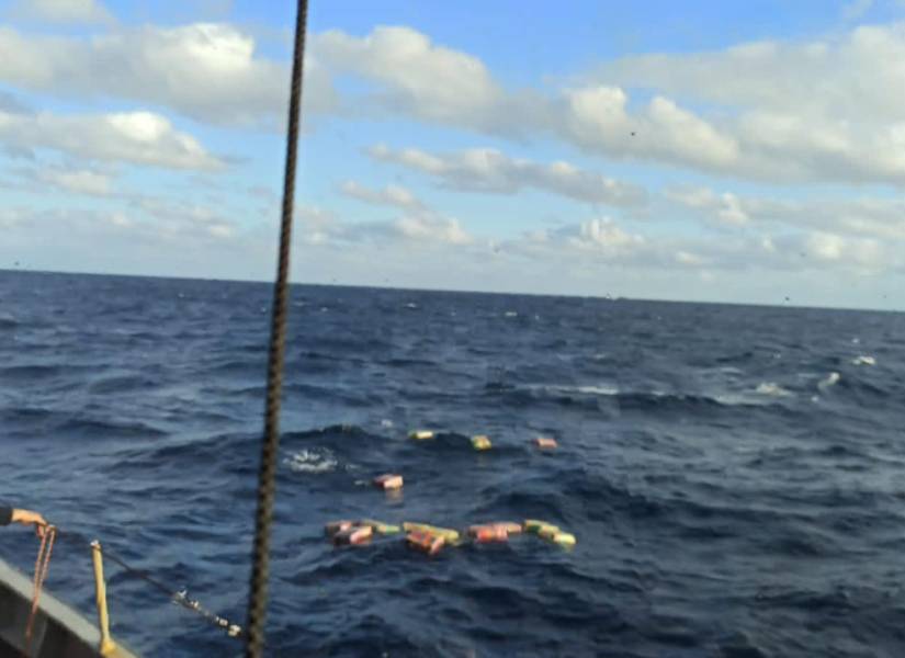 Imagen de bultos de droga arrojados al mar cerca de Galáoagos.