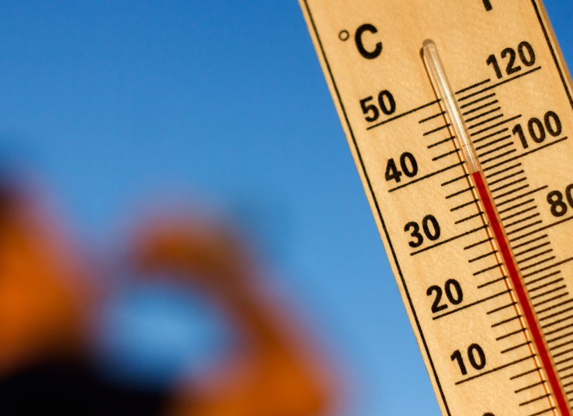 Termómetro muestra la temperatura el clima cálido