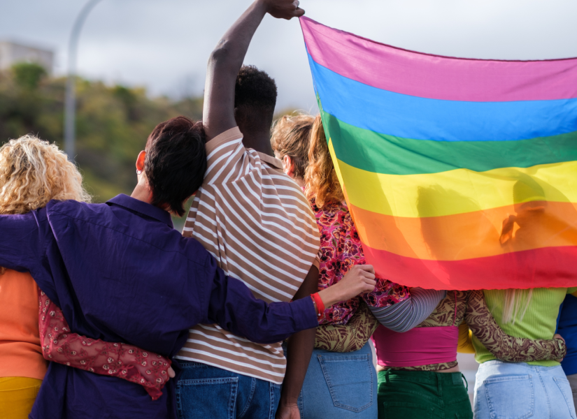 Grupo de personas con una bandera LGBTIQ+
