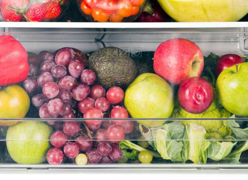 Imagen referencial de frutas y verduras guardadas en el refrigerador.