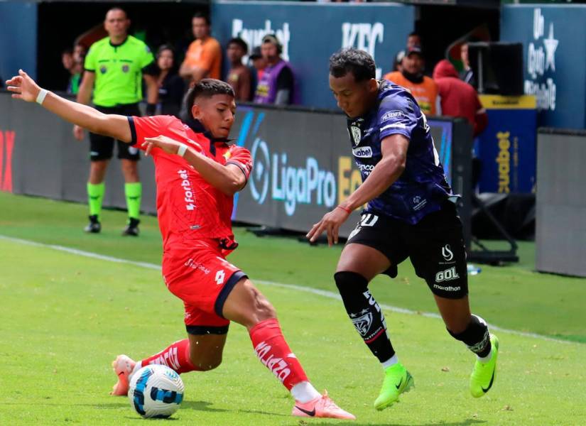 Jugadores de ambos clubes disputando el balón.