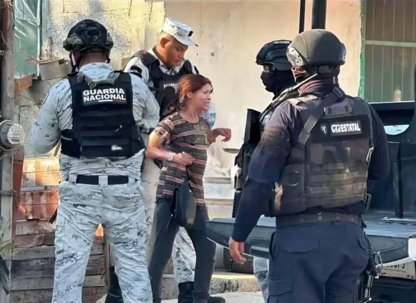 Imagen de Doña Lety siendo supervisada por la Guardia Nacional.