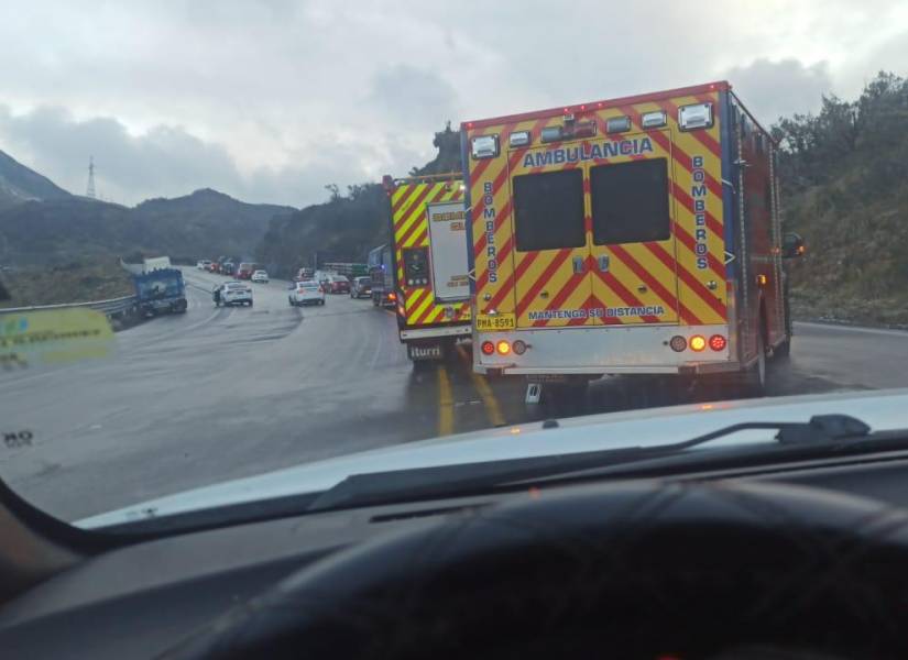 Los vehículos están parados en la carretera por la presencia de nieve.