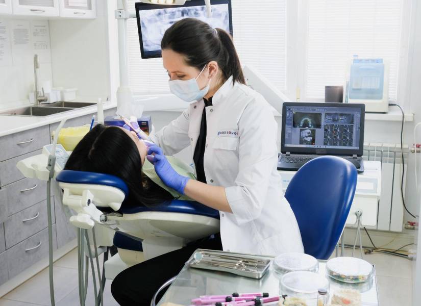 Imagen referencial de mujer en una consulta odontológica.