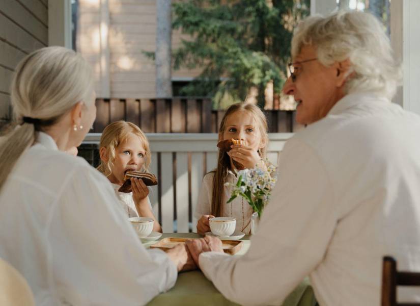 Imagen referencial de abuelos junto a sus nietas.