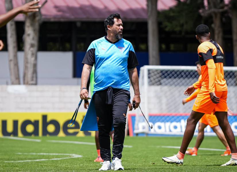 El entrenador de Liga de Quito, Pablo Sánchez, en un entrenamiento