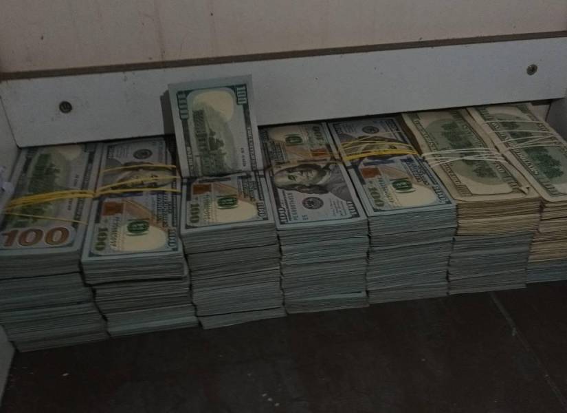 Imagen de parte del dinero incautado en el operativo, realizado esta madrugada en Ecuador, en contra de la mafia albanesa.