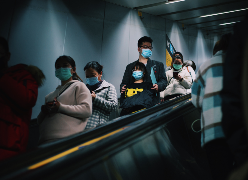 Foto referencial de personas usando mascarilla en un espacio cerrado