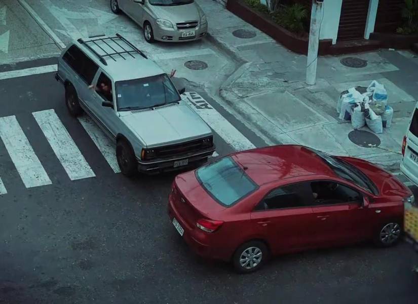 Imagen de un carro bloqueando una intersección, en una calle de Guayaquil.