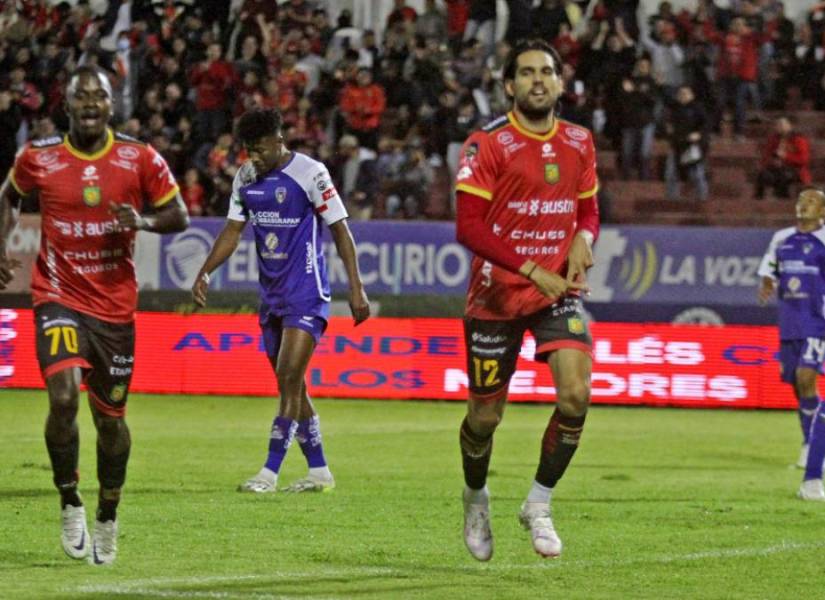 Jugadores de ambos clubes disputando el balón.