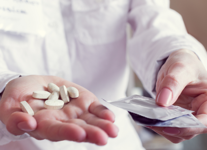 Foto referencial de un doctor con medicinas y preservativos