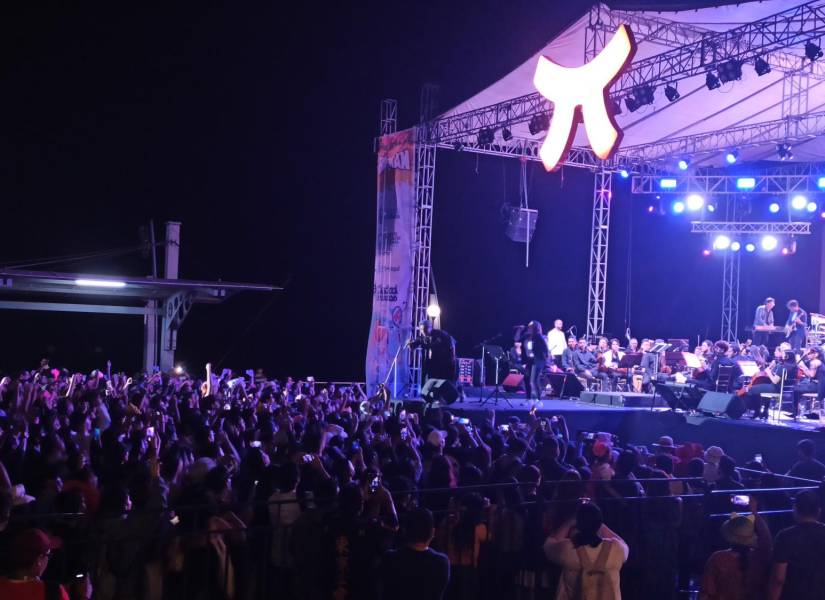 Imagen del escenario del Palacio de Cristal durante el Aniphonic, el concierto sinfónico con la Orquesta Filarmónica Municipal de Guayaquil y el grupo Niji.