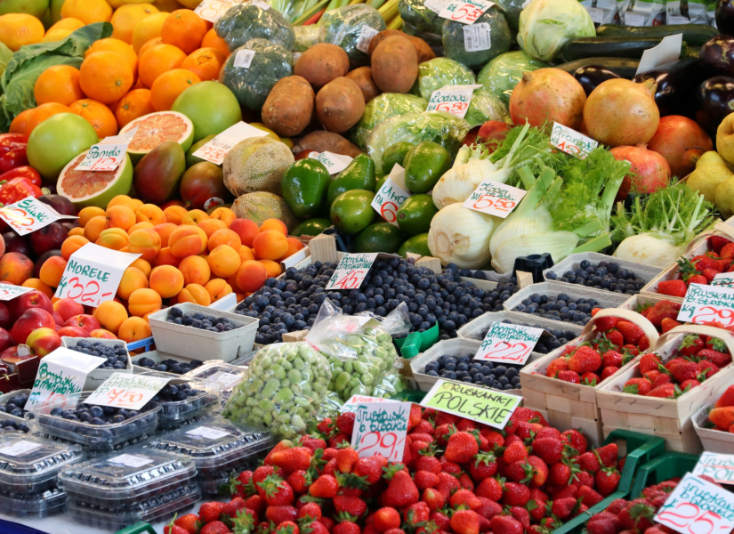 Foto referencial de frutas en un mercado con sus precios