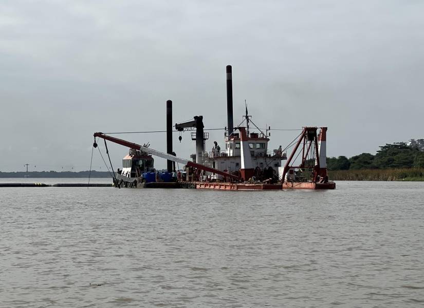 El dragado inició en junio de 2023 tras varios retrasos del consorcio Dragando por Guayas, que ha sido multado con más de un millón de dólares.