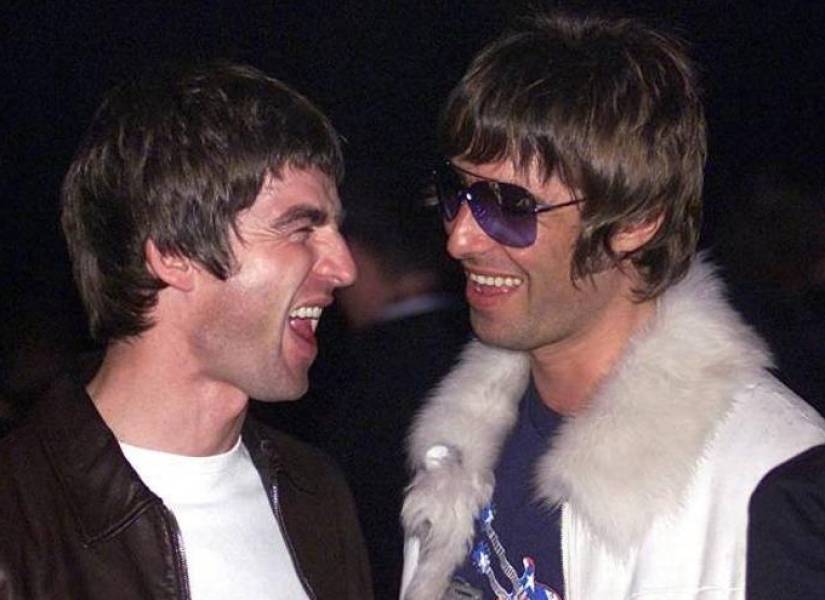 Fotografía de los hermanos Liam y Noel Gallagher, integrantes de la banda Oasis