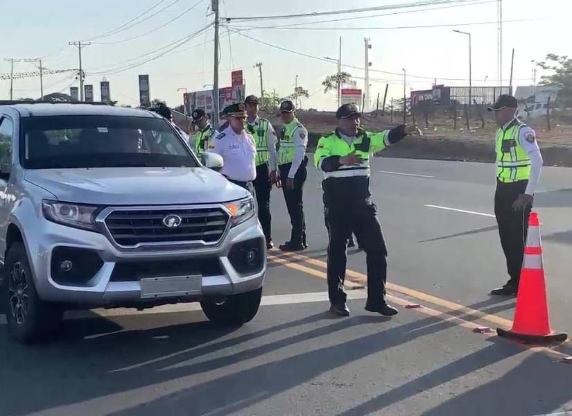 Imagen de un vehículo siendo impedido de pasar un peaje al no portar placas.