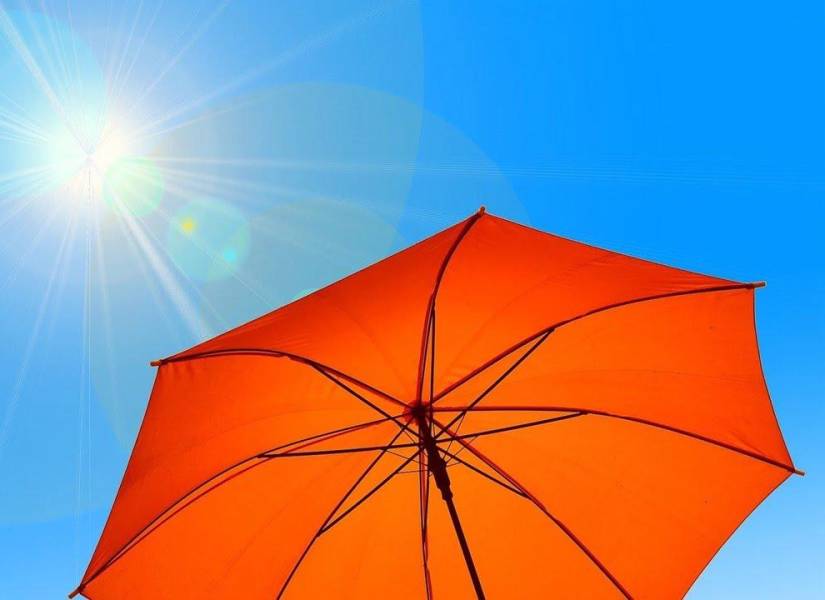 Imagen referencial de sombrilla protegiendo de los rayos UV.