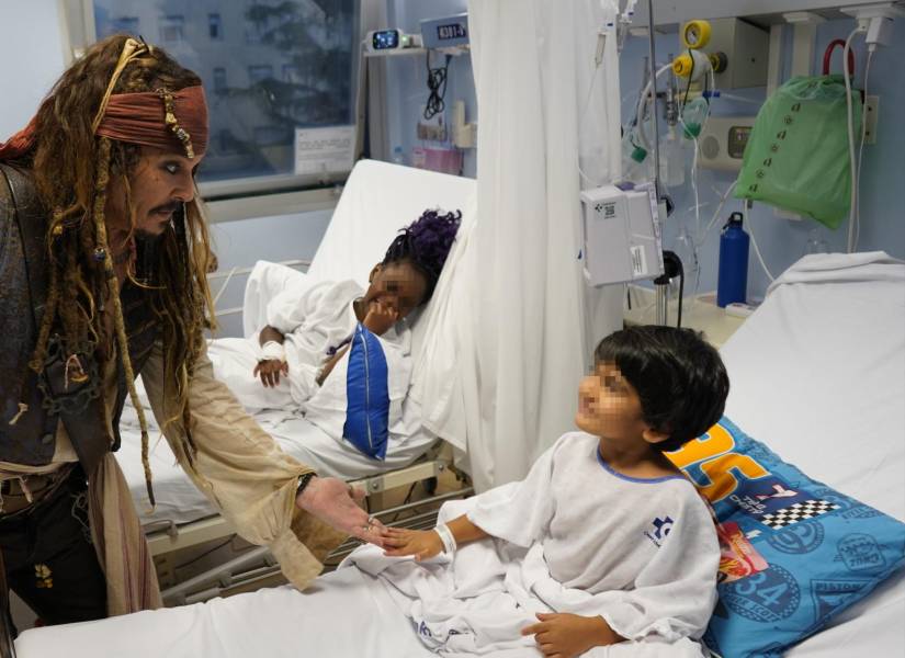 El actor Johnny DePp, vestido de capitán Sparrow, durante la visita que realizó a los niños del Hospital Universitario de Donostia.