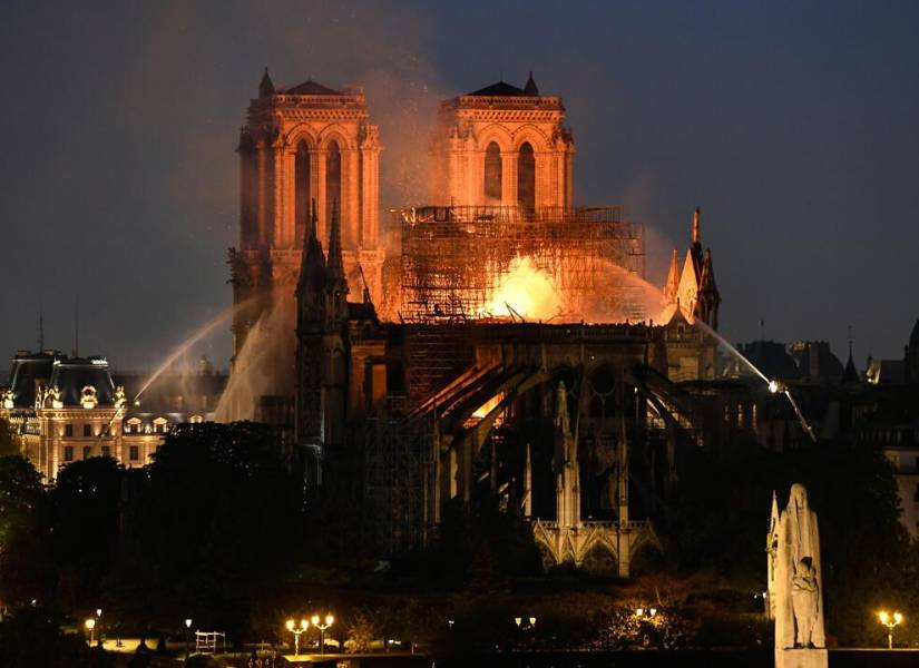 La catedral gótica, cuya construcción se inició hace más de 860 años, sufrió un devastador incendio el 15 de abril de 2019.