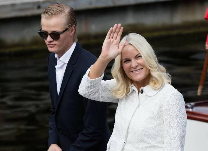 Fotografía de la princesa de Noruega Mette-Marit junto a su hijo Marius Borg Høiby