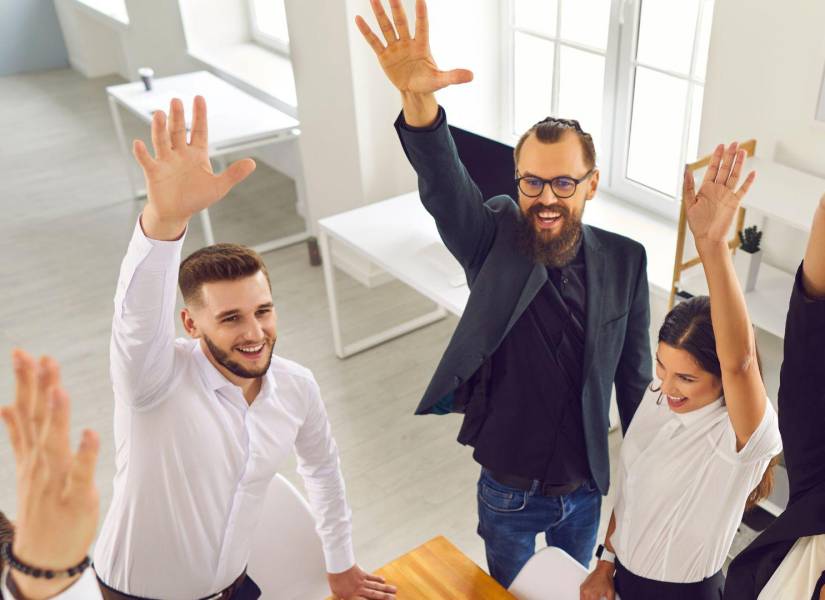 Equipo celebrando un trabajo exitoso.