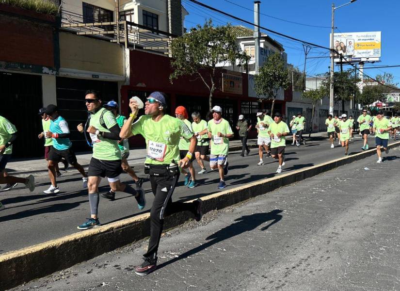 Varios atletas corriendo la Quito 15K Race