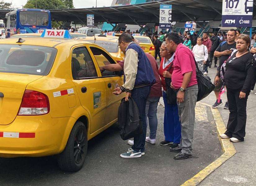 Cientos de personas en la Terminal Terrestre Jaime Roldós Aguilera optaban por tomar un taxi u otro medio de transporte ante la escasez de buses.