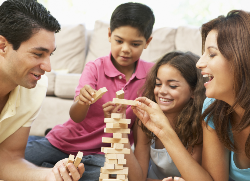 Imagen referencial de familia jugando Jenga.