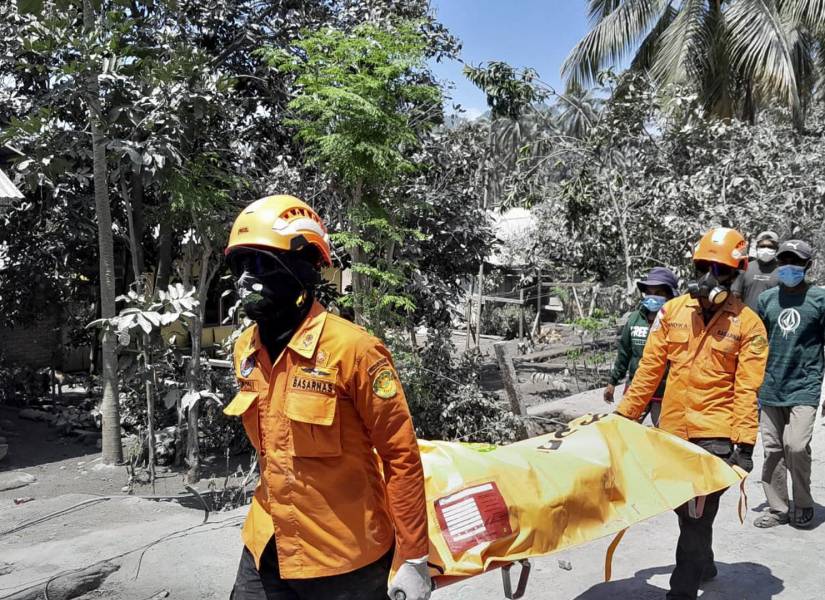 East Flores (Indonesia), 04/11/2024.- Una fotografía proporcionada por la Agencia de Búsqueda y Rescate de Indonesia (BASARNAS) muestra a los rescatistas cargando el cuerpo de una víctima de la erupción del volcán Monte Lewotobi Laki-Laki en East Flores, Provincia de Nusa Tenggara Oriental, Indonesia, 4 de noviembre de 2024. Al menos nueve personas murieron tras la erupción, según la Agencia Regional de Gestión de Desastres (BPBD) de East Flores.