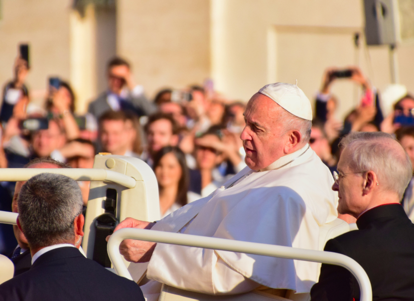 El Papa Francisco junto a una multitud