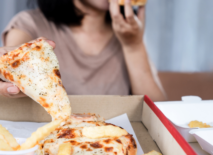 Persona comiendo un trozo de pizza