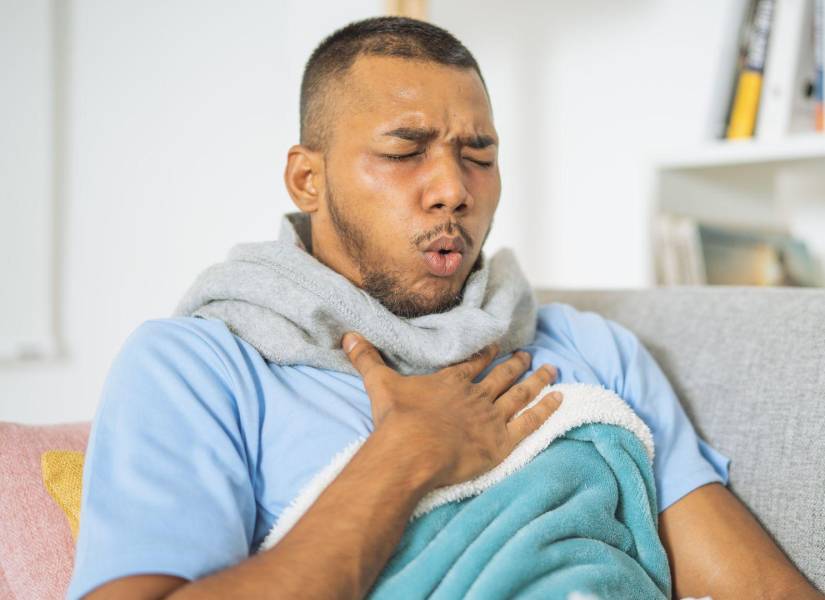 Imagen referencial de hombre con afecciones respiratorias.