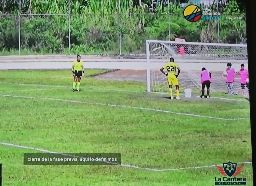 Un utilero estaba pintando las líneas del arco, previo a la tanda de penales de Copa Ecuador.