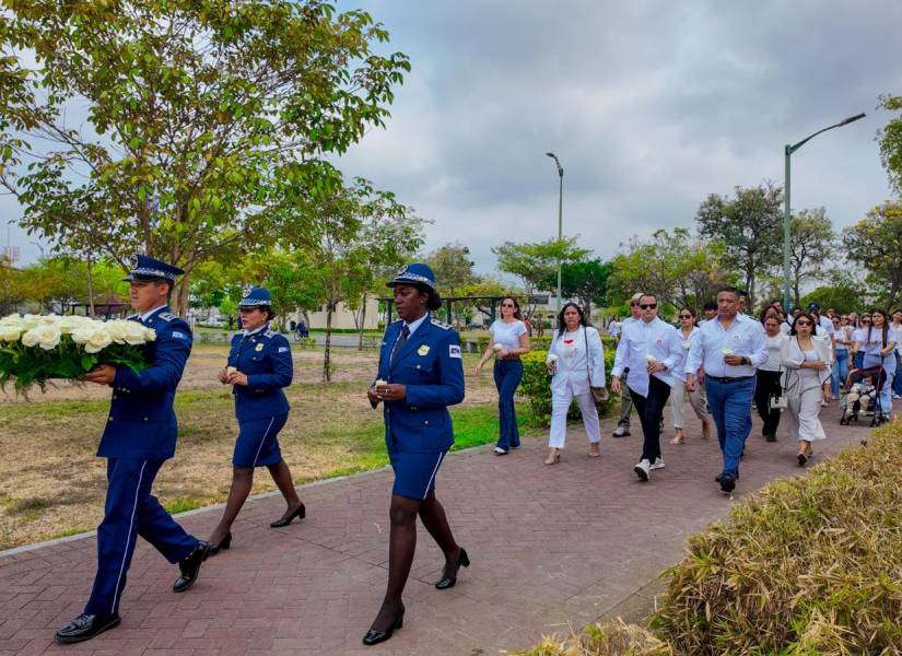 Agentes en la caminata simbólica.