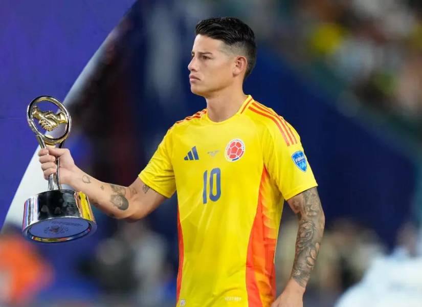 James Rodríguez con el trofeo al Fair Play.